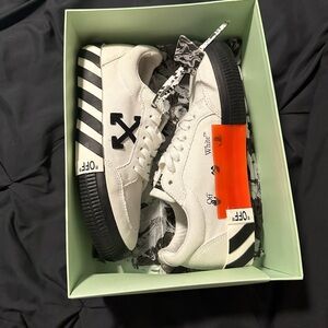 Off-white size 7